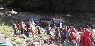 জম্মু-কাশ্মীরে বাস নিয়ন্ত্রণ হারিয়ে নিহত ২৫