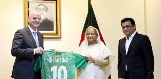 প্রধানমন্ত্রী জার্সি উপহার দিলেন ফিফা সভাপতিকে