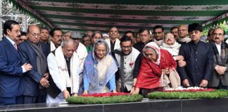 বঙ্গবন্ধুর প্রতিকৃতিতে আ.লীগের নতুন কমিটির শ্রদ্ধা