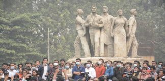 বঙ্গবন্ধুর ভাস্কর্য ভাঙার প্রতিবাদে ঢাবিতে ছাত্রলীগের বিক্ষোভ