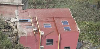 কেরানীগঞ্জে তিনতলা একটি ভবন উল্টে পড়েছে পাশের ডোবায়