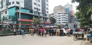 দ্বিতীয় দিনেও সড়ক অবরোধ অটোরিকশা চালকদের