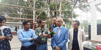 বঙ্গবন্ধুর প্রতিকৃতিতে প্রধানমন্ত্রীর নতুন প্রেস সচিবের শ্রদ্ধা