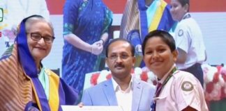 প্রাথমিক শিক্ষা পদক তুলে দিলেন প্রধানমন্ত্রী