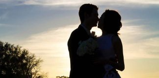 ইন্টারন্যাশনাল কিসিং ডে আজ