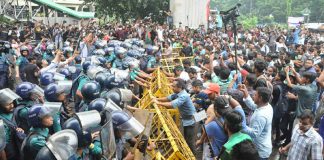 পুলিশের গাড়িতে ভাঙচুরের ঘটনায় মামলা