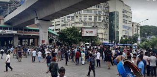 শাহবাগ মোড়ে ‘বাংলা ব্লকেড’, যানচলাচল বন্ধ