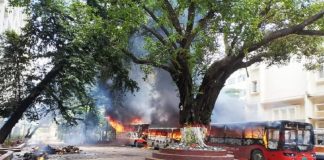 বিএসএমএমইউতে পার্ক করে রাখা ১১ বাসে আগুন