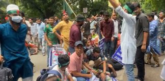 ৩৫ প্রত্যাশীদের ছত্রভঙ্গ করতে পুলিশের টিয়ারশেল নিক্ষেপ