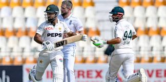 ইংল্যান্ডকে খেল দেখাচ্ছে পাকিস্তান