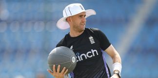 সিরিজের মাঝপথেই দেশে ফিরছেন ইংলিশ পেসার