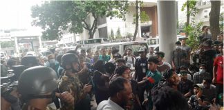 পুলিশের বাধা উপেক্ষা করে সচিবালয়ে ৫ শতাধিক শিক্ষার্থী