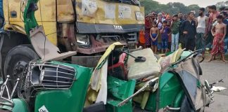 নরসিংদীতে ট্রাক চাপায় অটোরিকশার ৬ যাত্রী নিহত