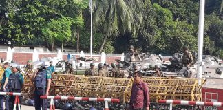 বঙ্গভবন মোড়ে জনতা, পুলিশ-সেনাবাহিনীর সতর্ক অবস্থান