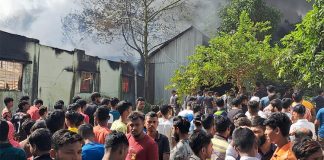 গাজীপুরে পোশাক শ্রমিক-এলাকাবাসীর সংঘর্ষ, কারখানায় আগুন