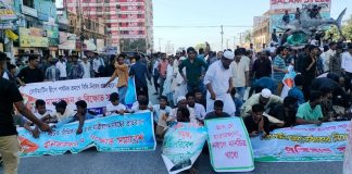 কক্সবাজারে সড়ক অবরোধ করলেন সেন্টমার্টিন বাসিন্দারা