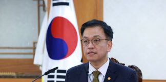 দায়িত্ব নিয়েই পরীক্ষার মুখে দ. কোরীয় প্রেসিডেন্ট