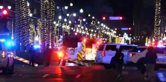 যুক্তরাষ্ট্রে ভিড়ের মধ্যে উঠে গেল গাড়ি, নিহত ১০