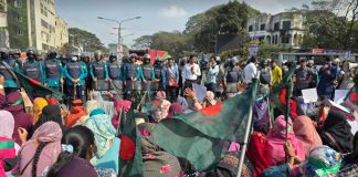 আবারও শাহবাগ অবরোধ সুপারিশপ্রাপ্ত শিক্ষকদের, পুলিশের জলকামান