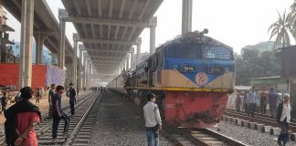 মিছিল নিয়ে মহাখালীতে তিতুমীর শিক্ষার্থীরা, রেলপথ অবরোধ