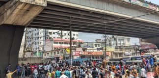 অতিরিক্ত মামলার অভিযোগে চট্টগ্রামে টেম্পোচালকদের সড়ক অবরোধ