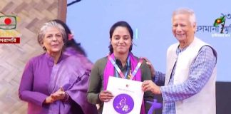 অদম্য নারী পুরস্কার তুলে দিলেন প্রধান উপদেষ্টা