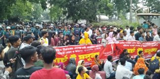 ইশরাকের হাজারো অনুসারীর দখলে মৎস্য ভবন মোড়