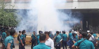 হঠাৎ উত্তপ্ত প্রেসক্লাব, সাউন্ড গ্রেনেড নিক্ষেপ পুলিশের