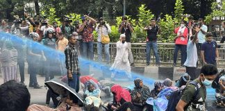 প্রেসক্লাবে আন্দোলনকারীদের ওপর জলকামান-সাউন্ড গ্রেনেড নিক্ষেপ