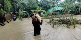 ফেনীতে শুকনো খাবার ও সুপেয় পানির সংকটে স্থানীয়রা