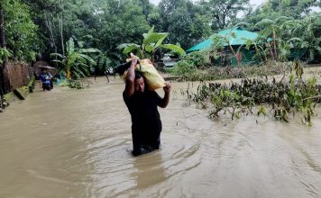 ফেনীতে শুকনো খাবার ও সুপেয় পানির সংকটে স্থানীয়রা