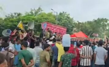 ‘অন্তর্বর্তী সরকার, জুলাই সনদ দরকার’ – স্লোগান দিয়ে শাহবাগ অবরোধ