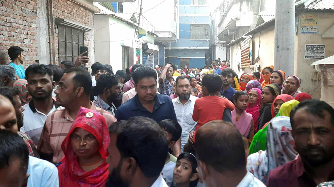 স্ত্রীর গলাকাটা মরদেহের পাশেই পড়ে ছিলেন আহত স্বামী