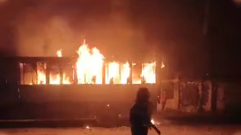 রাজধানীর ৩ স্থানে ককটেল বিস্ফোরণ, বাসে আগুন