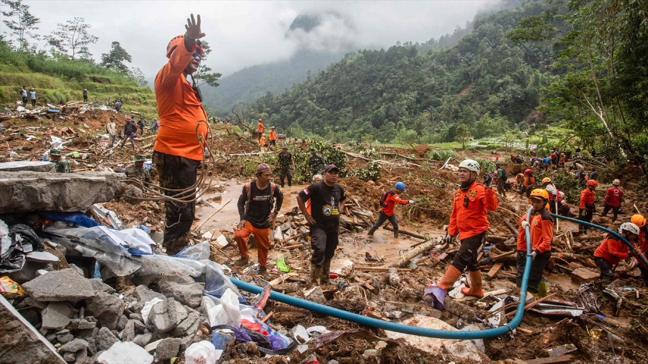 ইন্দোনেশিয়ায় ভয়াবহ ভূমিধসে নিহত ৭, নিখোঁজ ৮২
