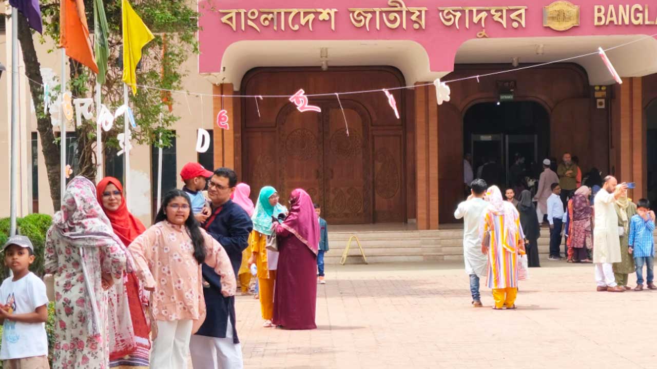 জাতীয় জাদুঘরে দর্শনার্থীদের ভিড়