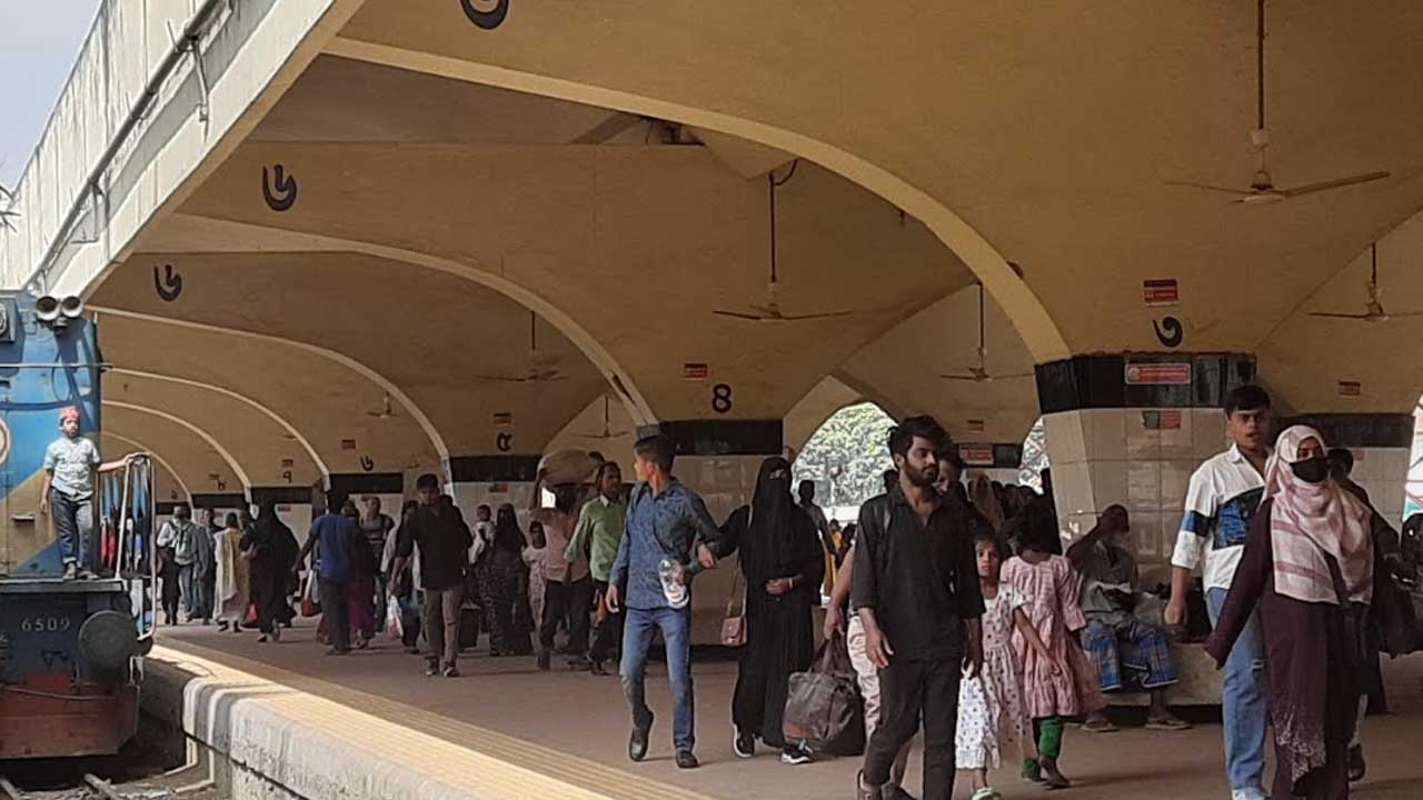 ঢাকায় ফিরছে কর্মব্যস্ত মানুষ