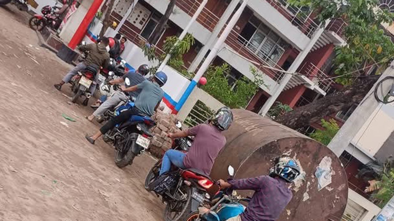 পাম্পগুলোতে দীর্ঘ লাইন