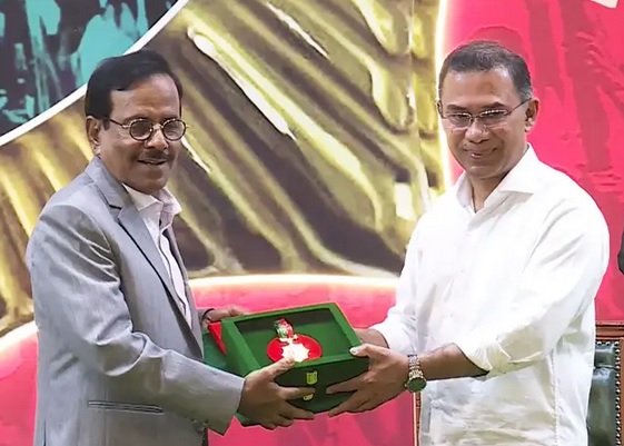 স্বাধীনতা পুরস্কার গ্রহণ করলেন হানিফ সংকেত