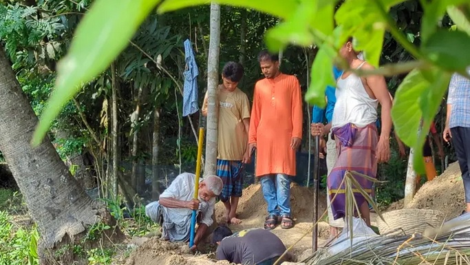 পাশাপাশি কবরে সমাহিত একই পরিবারের ৫ সদস্য