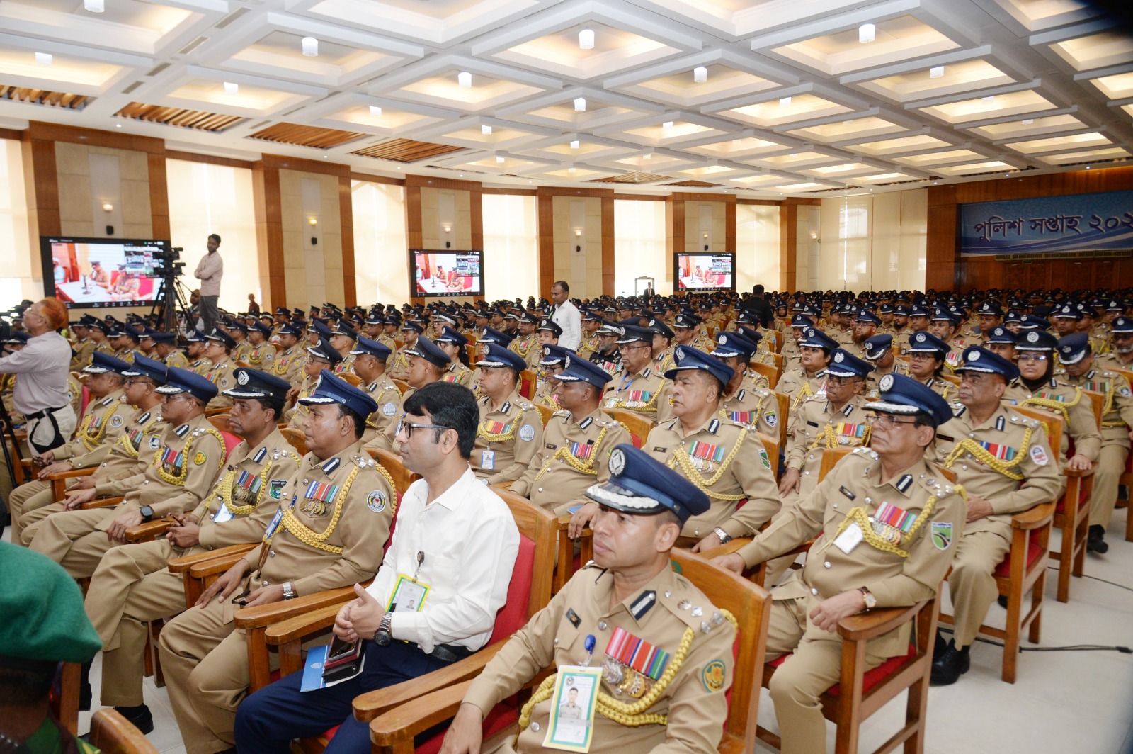 স্বতন্ত্র পে-স্কেল, ঝুঁকি-ওভারটাইম ভাতা চায় পুলিশ