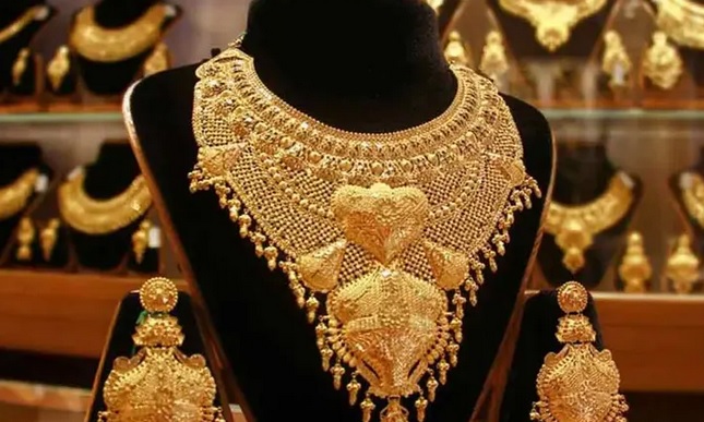 সোনার দাম ভরিতে কিছুটা কমেছে