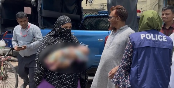 নরসিংদীতে শিশুর পা মুচড়ে দেওয়ার ঘটনায় মামলা, গ্রেপ্তার ২