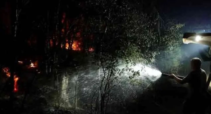 প্যারিসের কাছে ‘অস্বাভাবিক মাত্রার’ দাবানল