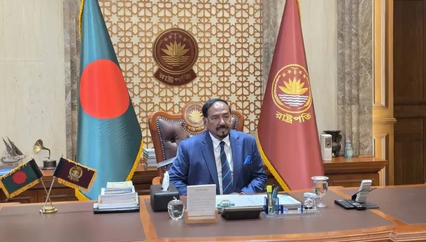 বঙ্গভবনে দাপ্তরিক কার্যক্রম শুরু করলেন ভারপ্রাপ্ত রাষ্ট্রপতি