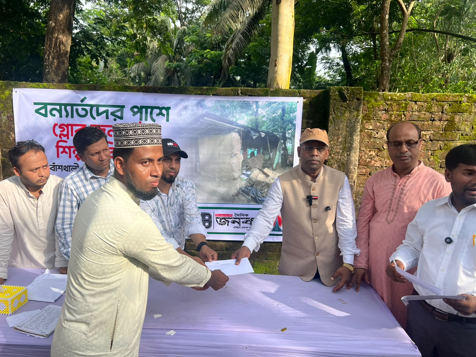 বাঁশখালী ও সাতকানিয়ার বন্যাদুর্গতদের পাশে গ্লোব জনকণ্ঠ শিল্প পরিবার