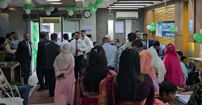 সম্মিলিত ইসলামী ব্যাংকে গ্রাহকদের ভিড়