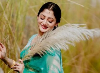 কাশফুলের কোমল স্পর্শে পূজা চেরী