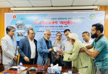 ৫৮৩ জন শ্রমিককে অনুদানের চেক বিতরণ করলেন শ্রমমন্ত্রী