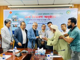 ৫৮৩ জন শ্রমিককে অনুদানের চেক বিতরণ করলেন শ্রমমন্ত্রী